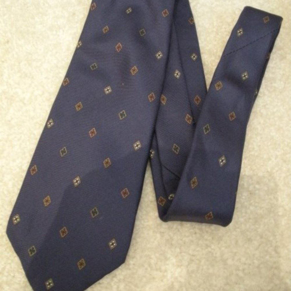 Mens Tie Guy Laroche 100% Silk - Gold Diamond Pattern on Navy 57 " L X 3 1/4 " W